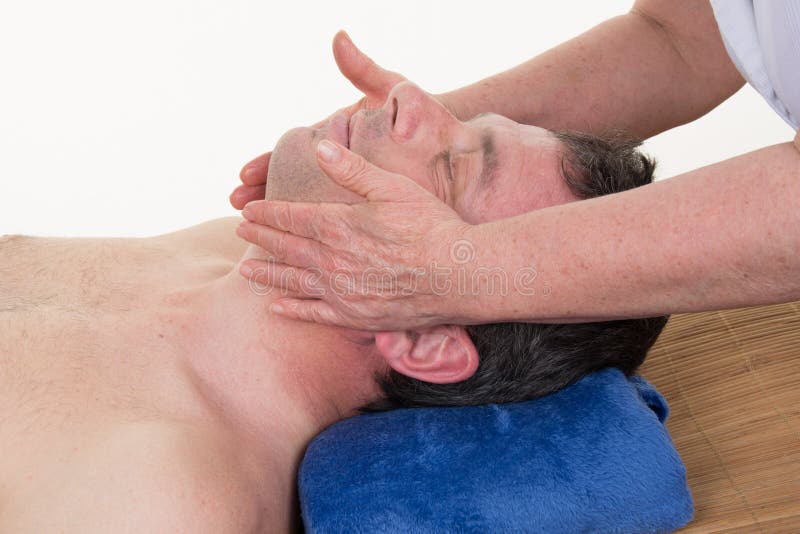 Entspannender Komfort des Mannes, der Halsmassage erhält lizenzfreies stockbild Entspannender Komfort des Mannes, der Halsmassage erhält lizenzfreies stockbild