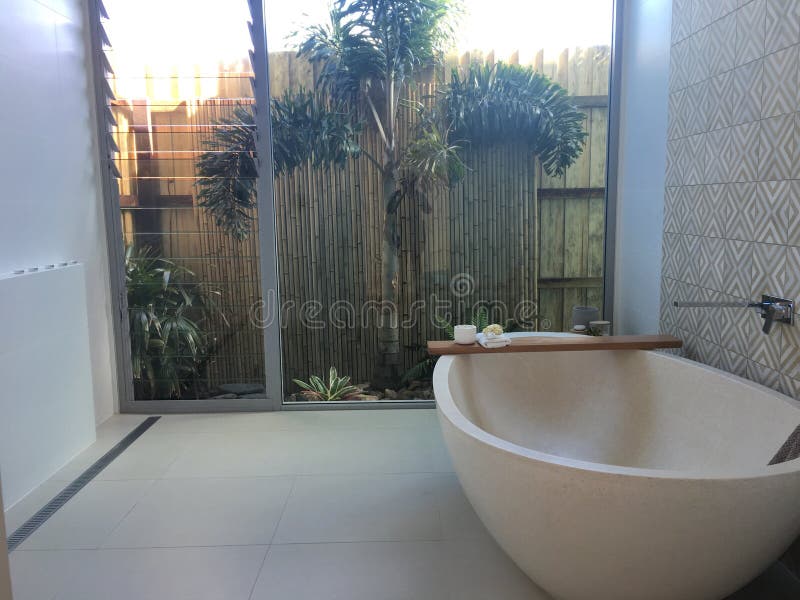 Entspannendes Badezimmer stockbild. Bild von stein, wand - 75165543