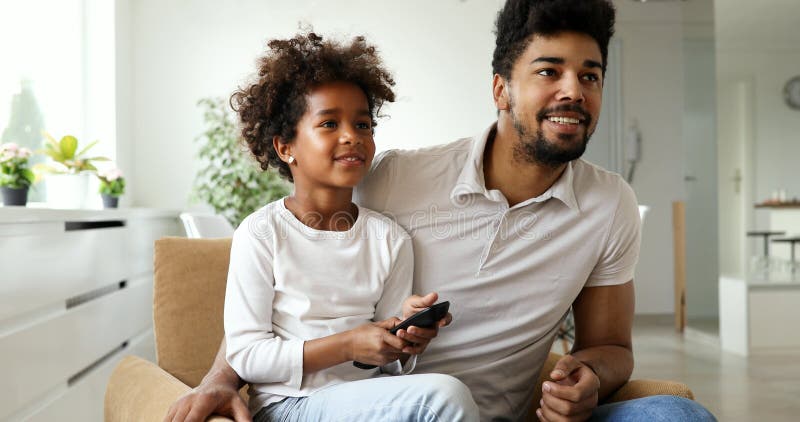 Entspannte Afroamerikanerfamilie, die fernsieht lizenzfreie stockfotos