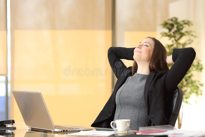 Entspannte Exekutive, die frische Luft im Büro atmet