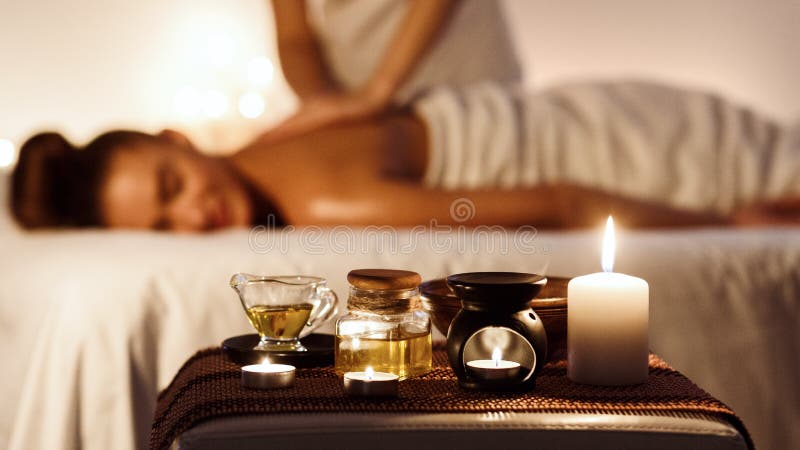 Entspannte Frau, die Aromatherapiemassage im Luxusbadekurort genießt