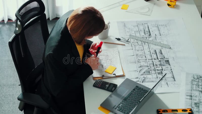 Entspannter, intelligenter Ingenieur liegt mit Blaupausen am Tisch. Alimentation. stock video