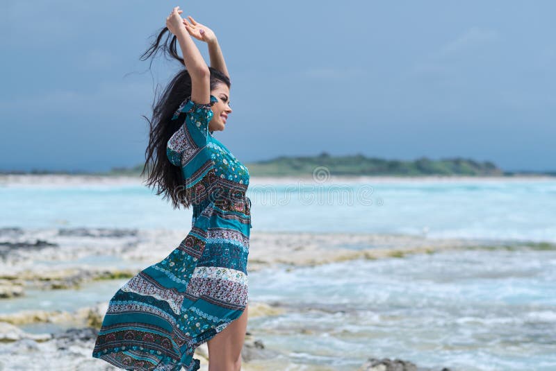 Entspanntes Mädchen, das Frischluft, emotionales sexy Modell Near The Sea atmet lizenzfreie stockbilder Entspanntes Mädchen, das Frischluft, emotionales sexy Modell Near The Sea atmet lizenzfreie stockbilder