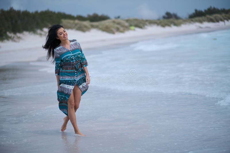 Entspanntes Mädchen, das Frischluft, emotionales sexy Modell Near The Sea atmet lizenzfreie stockfotos Entspanntes Mädchen, das Frischluft, emotionales sexy Modell Near The Sea atmet lizenzfreie stockfotos