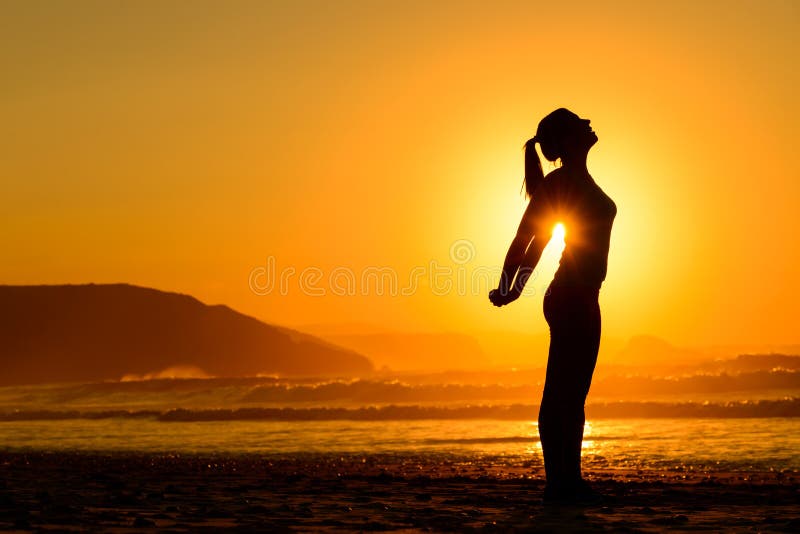 Entspannungsübungen auf Strand bei Sonnenuntergang stockfoto Entspannungsübungen auf Strand bei Sonnenuntergang stockfoto