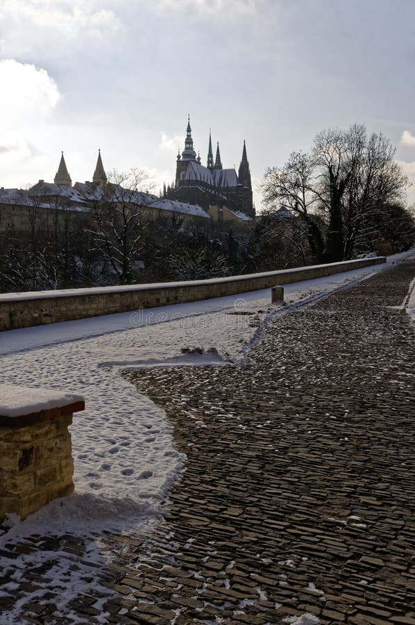 Entsteinen Sie gelegte Straße wird geklärt teilweise weg vom Schnee lizenzfreies stockfoto Entsteinen Sie gelegte Straße wird geklärt teilweise weg vom Schnee lizenzfreies stockfoto