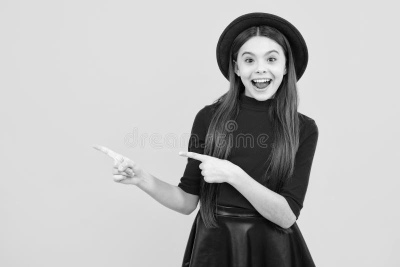 Entusiasta felice e felice emozioni. Ritratto di una bambina adolescente sullo spazio fotografico immagine stock libera da diritti