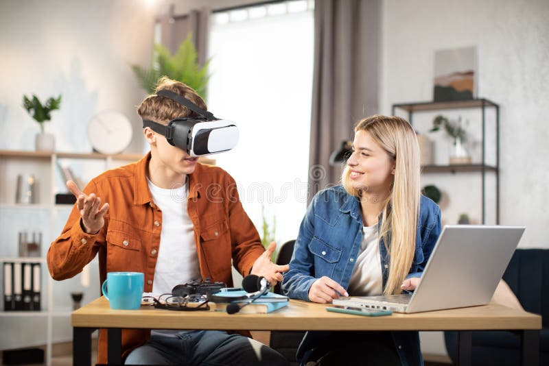 Entusiastiska ungdomar som använder vr-glasögon för att ha kul hemma royaltyfri fotografi