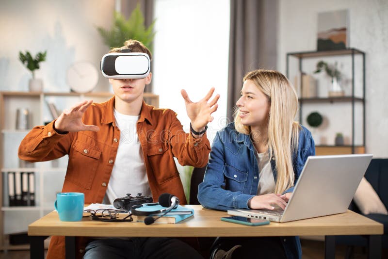 Entusiastiska ungdomar som använder vr-glasögon för att ha kul hemma arkivfoto