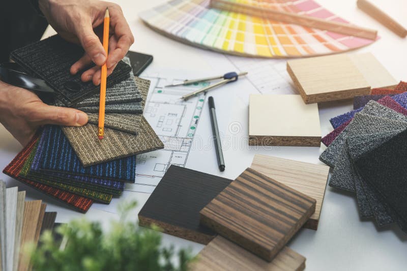 Entwerfer für die Auswahl von Boden- und Möbelmaterialien aus Mustern für die Innenarchitektur-Projekt