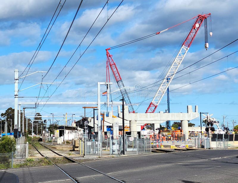 Entwicklung der Bahnübergangsarchitektur während der Weihnachtszeit beim Straßenübergang stockfotos Entwicklung der Bahnübergangsarchitektur während der Weihnachtszeit beim Straßenübergang stockfotos
