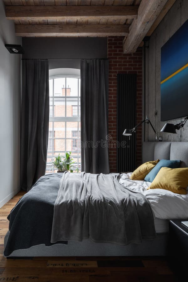 Entworfen im industriellen Artschlafzimmer lizenzfreies stockbild Entworfen im industriellen Artschlafzimmer lizenzfreies stockbild
