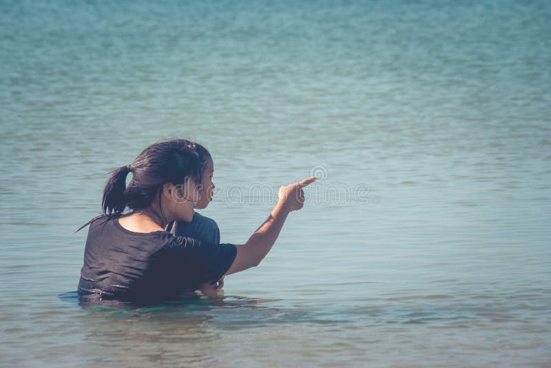 Woman´s Und Children´s, Die Das Meer Schauen Stockfoto