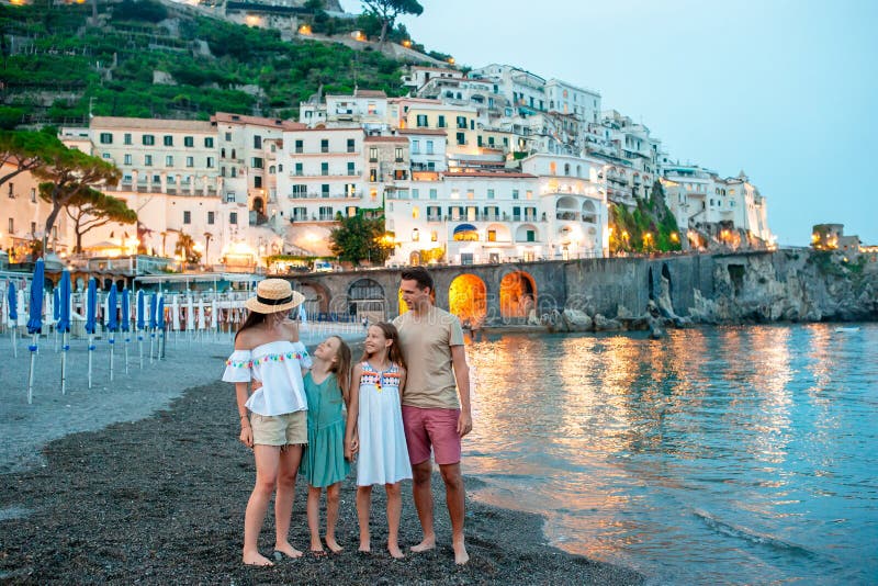 Entzückend wenig Mädchen auf Sonnenuntergang in Amalfi-Stadt in Italien lizenzfreie stockbilder Entzückend wenig Mädchen auf Sonnenuntergang in Amalfi-Stadt in Italien lizenzfreie stockbilder