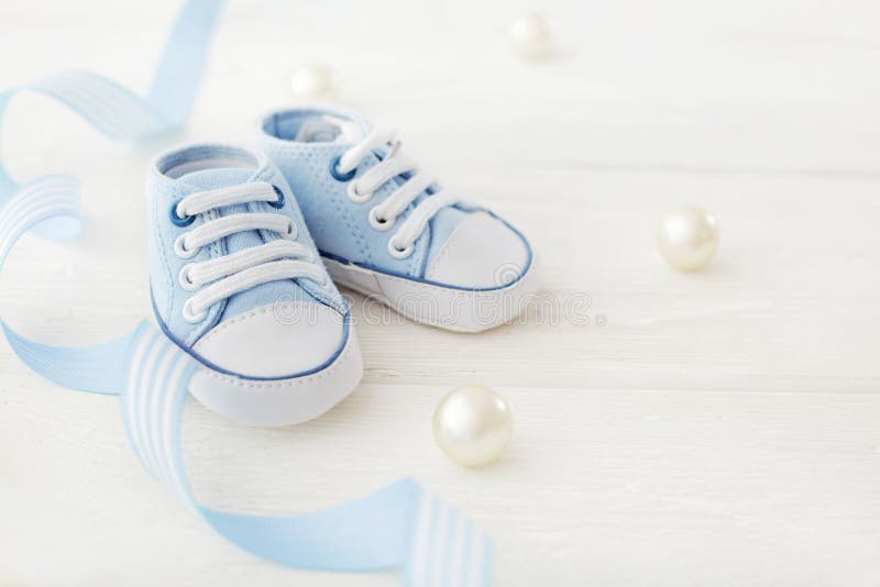 Entzückende Babyschuhe lizenzfreies stockbild Entzückende Babyschuhe lizenzfreies stockbild