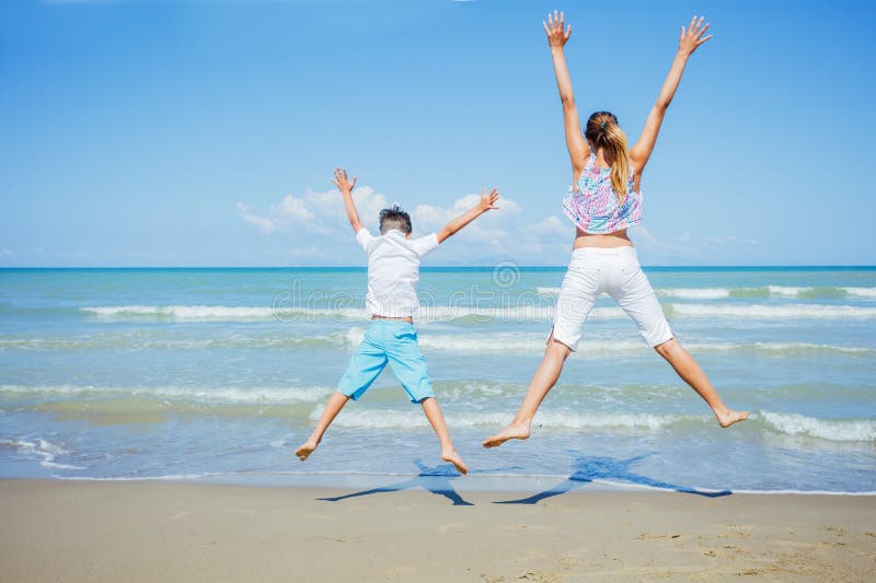 Entzückende Kinder haben Spaß auf dem Strand lizenzfreie stockfotos Entzückende Kinder haben Spaß auf dem Strand lizenzfreie stockfotos