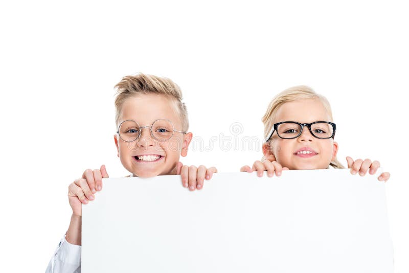 entzückende Kleinkinder in den Brillen, die leere Fahne halten und an der Kamera lächeln lizenzfreie stockfotos entzückende Kleinkinder in den Brillen, die leere Fahne halten und an der Kamera lächeln lizenzfreie stockfotos