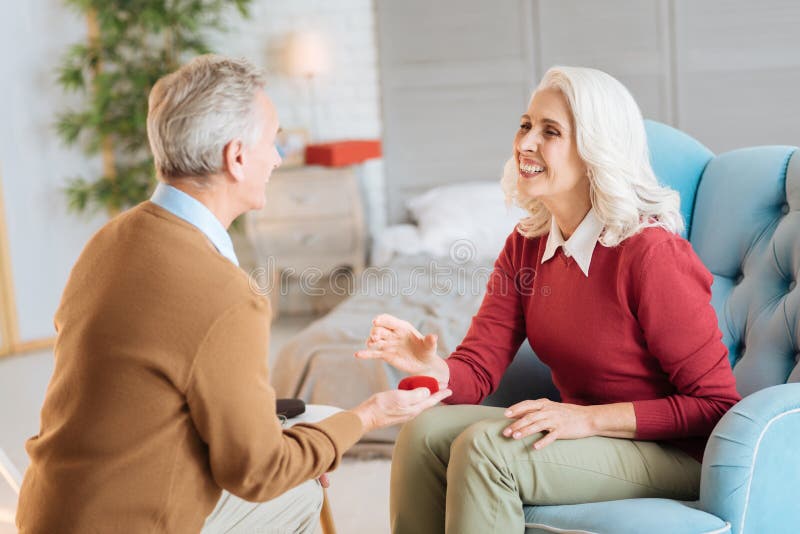 Entzückende Paare im Ruhestand, die ihren Jahrestag feiern lizenzfreies stockfoto Entzückende Paare im Ruhestand, die ihren Jahrestag feiern lizenzfreies stockfoto