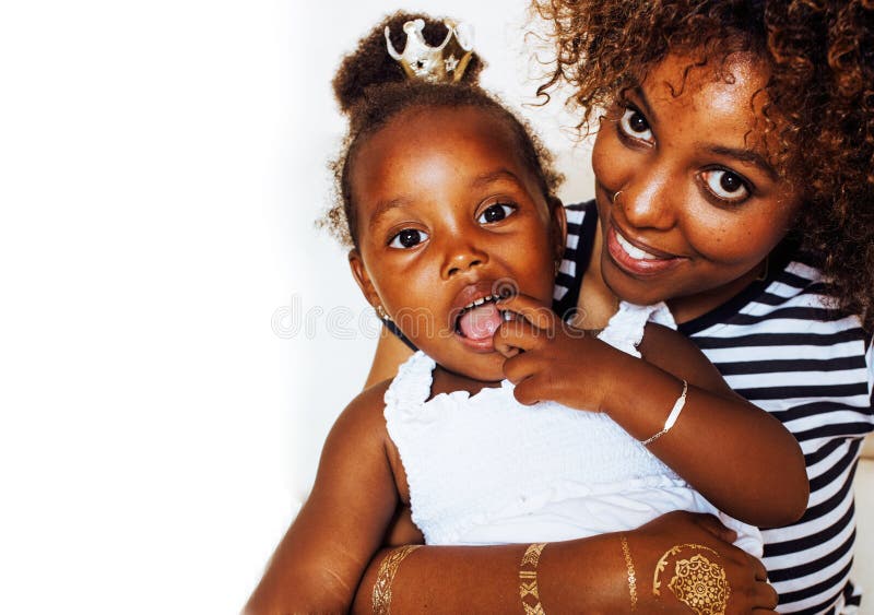 Bezaubernde, liebevolle, junge afroamerikanische Mutter mit einer süßen kleinen Tochter, zu Hause beim Spielen und Lachen, Lifesty lizenzfreies stockfoto