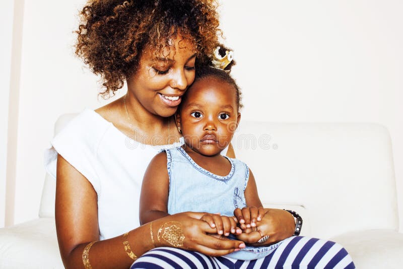 Liebevolle, junge afroamerikanische Mutter mit einer süßen kleinen Tochter, zu Hause beim Spielen und Lachen, Lifestyle-Konzept, g lizenzfreies stockbild