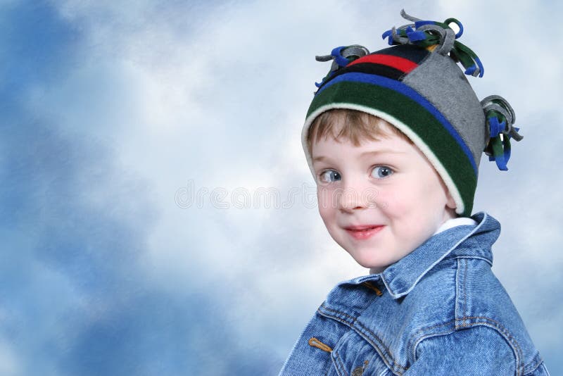 Entzückender Junge im Winter-Hut lizenzfreie stockfotos Entzückender Junge im Winter-Hut lizenzfreie stockfotos
