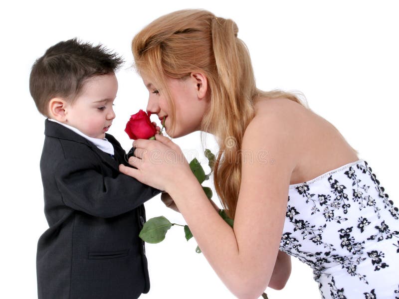 Entzückender Junge, schönes Mädchen, reizende Rose lizenzfreies stockfoto Entzückender Junge, schönes Mädchen, reizende Rose lizenzfreies stockfoto