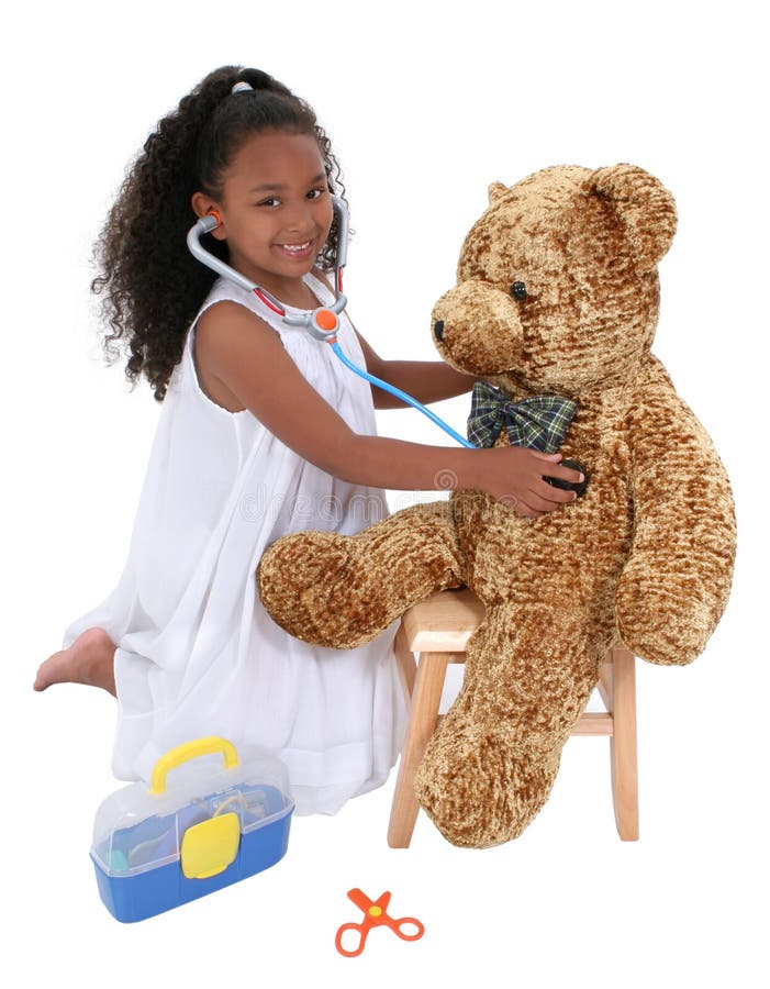 Entzückender kleiner spielender Teddybär des Doktor-To A über Weiß stockfotos