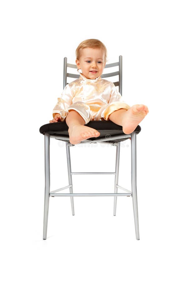 Entzückendes Baby, das auf einem Stuhl sitzt stockbilder Entzückendes Baby, das auf einem Stuhl sitzt stockbilder