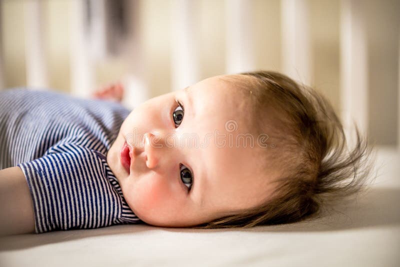 Entzückendes Baby legt in Krippe stockfoto Entzückendes Baby legt in Krippe stockfoto