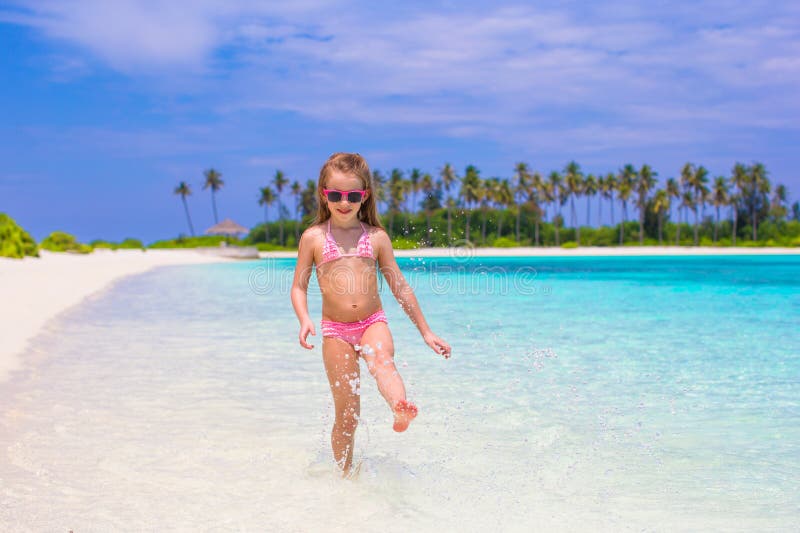 Entzückendes kleines Mädchen am Strand während des Sommers lizenzfreies stockfoto Entzückendes kleines Mädchen am Strand während des Sommers lizenzfreies stockfoto