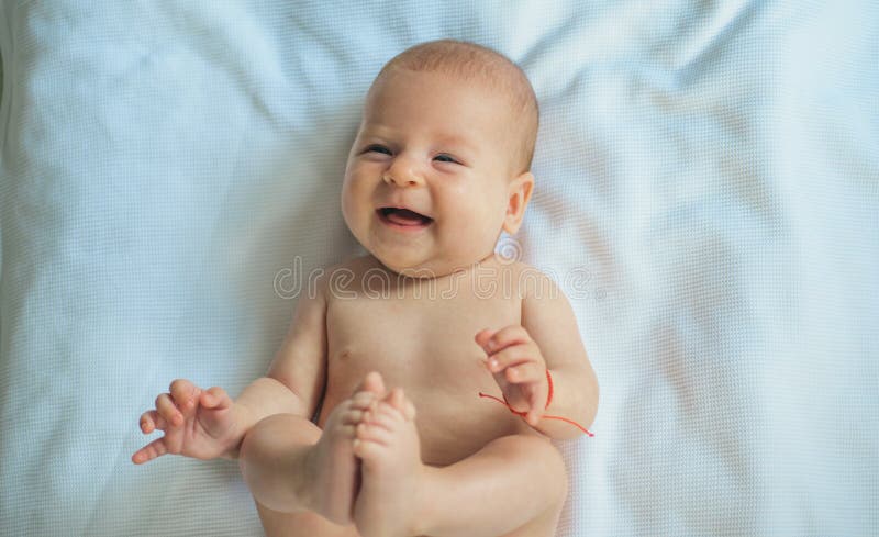 Entzückendes Lächeln Glückliches neugeborenes Schätzchen Neugeborene Schätzchensorgfalt Pädiatrische Sorgfalt für glückliches Bab lizenzfreies stockfoto Entzückendes Lächeln Glückliches neugeborenes Schätzchen Neugeborene Schätzchensorgfalt Pädiatrische Sorgfalt für glückliches Bab lizenzfreies stockfoto