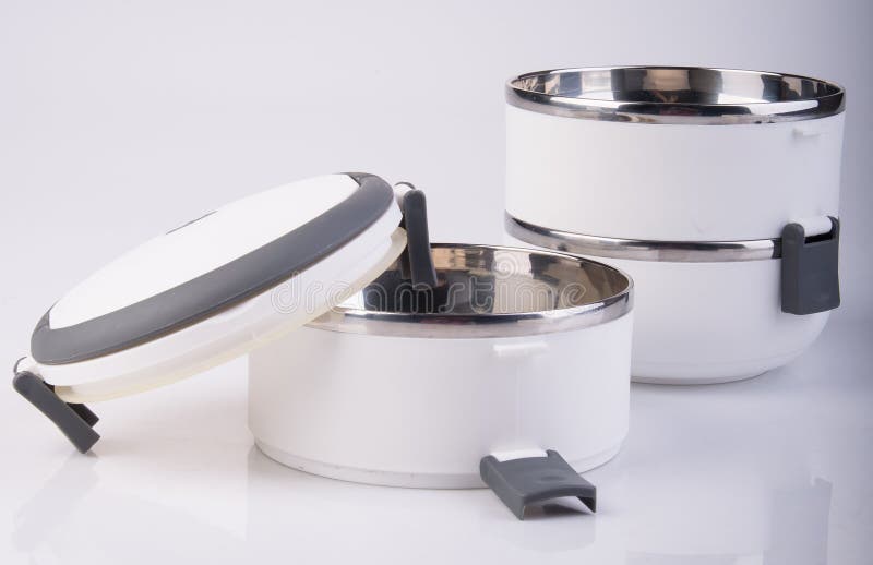 Envase de comida Tiffin o portador de la comida en fondo fotografía de archivo libre de regalías Envase de comida Tiffin o portador de la comida en fondo fotografía de archivo libre de regalías