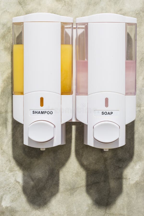 Cuarto De Baño Limpio Moderno Con Dos Lavabos Foto de archivo - Imagen