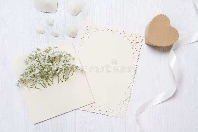 Envelop met bloemen en een brief, het vakje van de hartgift groetkaart voor Valentijnskaartendag met plaats voor uw tekst Vlak le stock fotografie Envelop met bloemen en een brief, het vakje van de hartgift groetkaart voor Valentijnskaartendag met plaats voor uw tekst Vlak le stock fotografie