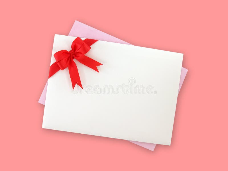 Envelope branco com curva da fita e luz vermelhas - cartão roxo fotografia de stock Envelope branco com curva da fita e luz vermelhas - cartão roxo fotografia de stock