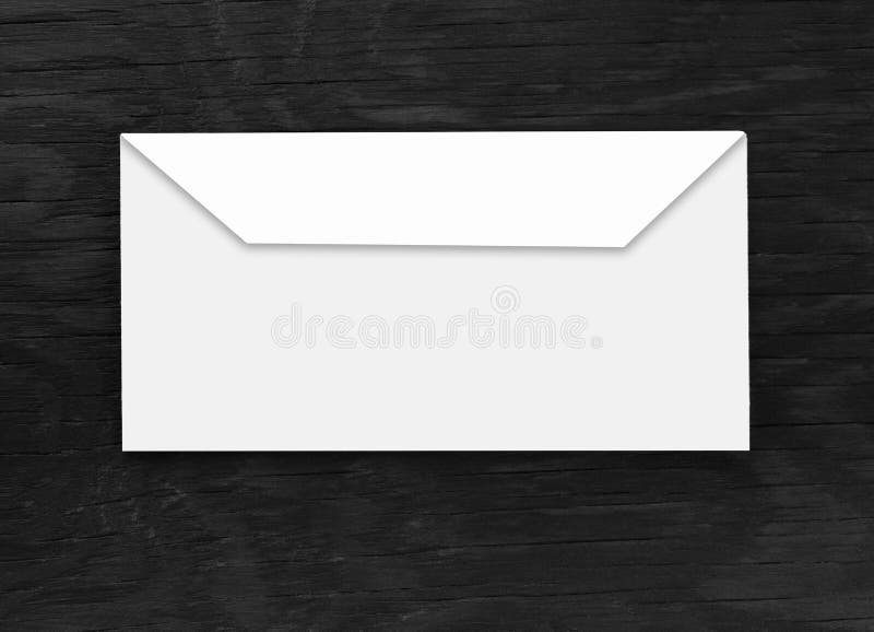 Envelope na tabela de madeira fotografia de stock Envelope na tabela de madeira fotografia de stock