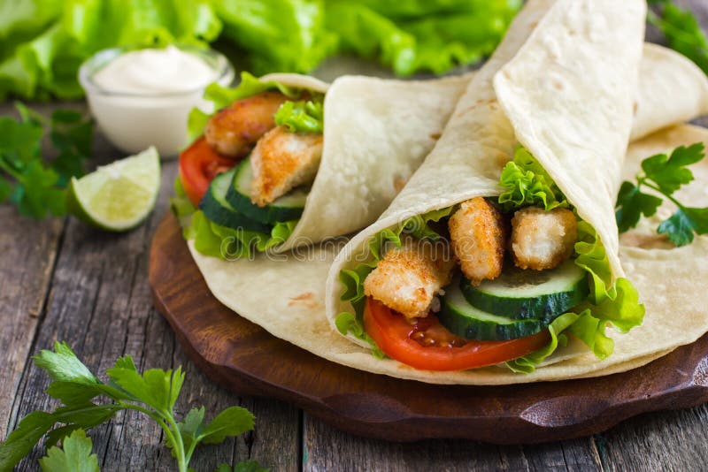 Enveloppe de tortilla avec le poulet et les légumes images libres de droits Enveloppe de tortilla avec le poulet et les légumes images libres de droits