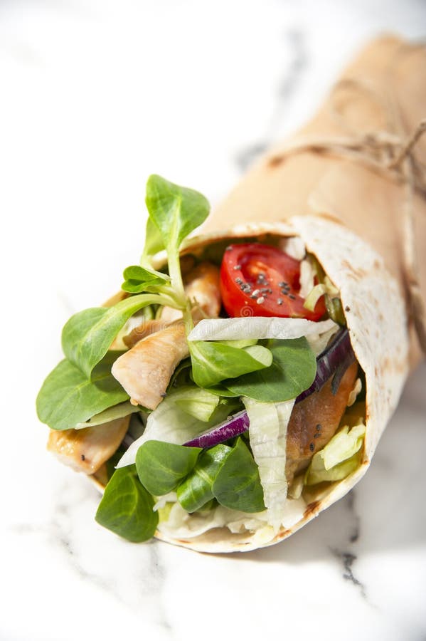 Enveloppe fraîche de tortilla avec les légumes et le poulet rôti photographie stock libre de droits Enveloppe fraîche de tortilla avec les légumes et le poulet rôti photographie stock libre de droits