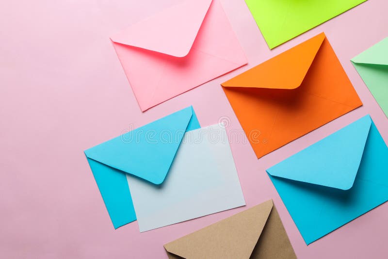 Enveloppe multicolore avec le blanc pour le texte sur un fond rose à la mode lumineux L'espace libre Vue sup?rieure image libre de droits Enveloppe multicolore avec le blanc pour le texte sur un fond rose à la mode lumineux L'espace libre Vue sup?rieure image libre de droits