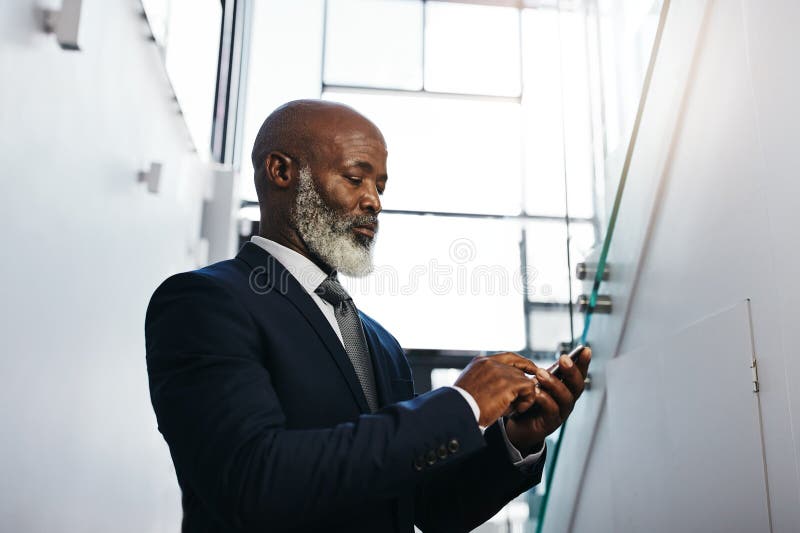 Amigos De Xadrez E Jogos De Tabuleiro Em Mesa De Madeira Para Movimentos  Estratégicos, Convencidos Ou Táticos, Em Casa. Grupo Sêni Foto de Stock -  Imagem de casa, povos: 272930576