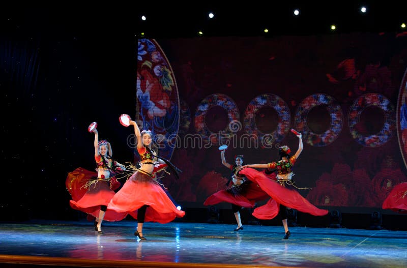 Envie-lhe uma rosa 3 - dança nacional chinesa em Xinjiang imagem de stock Envie-lhe uma rosa 3 - dança nacional chinesa em Xinjiang imagem de stock
