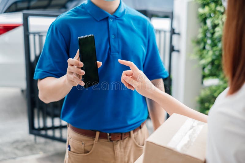 Envio expresso porta-a-porta enviando um pacote para o receptor do cliente com o smartphone verificando entrega