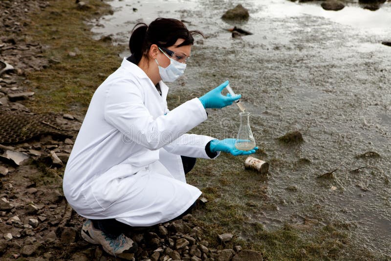 Wissenschaftler sammeln umweltprobe pollution research.