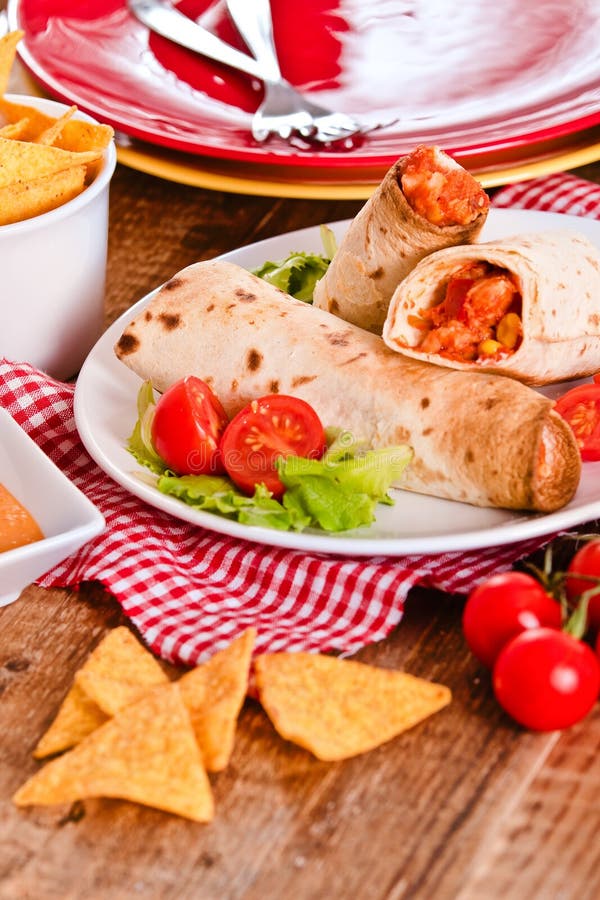 Envoltórios da tortilha com galinha e vegetal fotos de stock Envoltórios da tortilha com galinha e vegetal fotos de stock