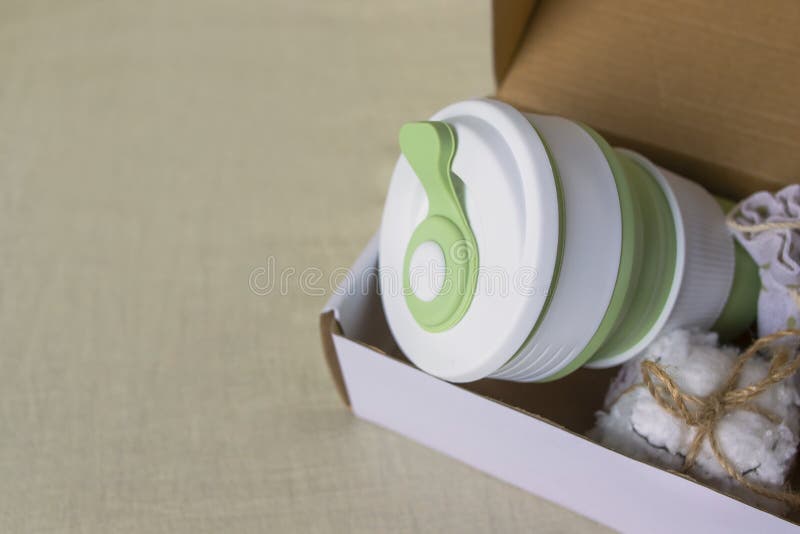 Envío ecológico. entrega de una caja con bolsa de malla de silicona plegable y discos de algodón reutilizables ajustados para la remoción de la cara o del maquillaje atados con dos. concepto de basura cero. compra en línea