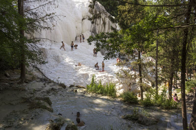 Eople купая в бассейнах Bagni Сан Филиппо естественных термальных в Тоскане, Италии стоковые изображения rf Eople купая в бассейнах Bagni Сан Филиппо естественных термальных в Тоскане, Италии стоковые изображения rf