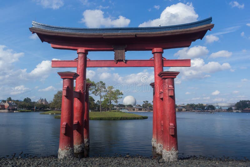 Epcot - lagune d'étalage du monde avec la terre de vaisseau spatial à l'arrière-plan photographie stock libre de droits Epcot - lagune d'étalage du monde avec la terre de vaisseau spatial à l'arrière-plan photographie stock libre de droits