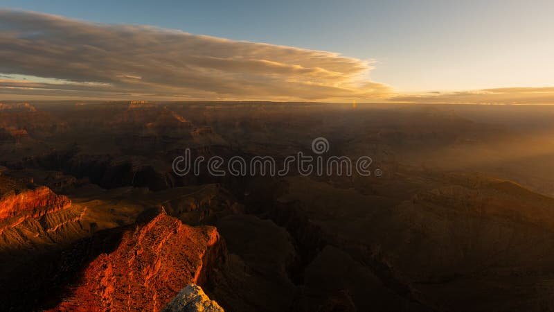 Epic mañana amanecer sobre el Gran Cañón cálidas inundaciones de luz increíble naturaleza salvaje metrajes