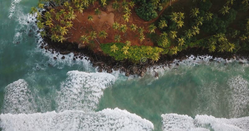 Epicki widok z lotu ptaka białe pieniące ocean fala dosięga brzeg z tropikalnymi wysp drzewkami palmowymi i kurortów domami