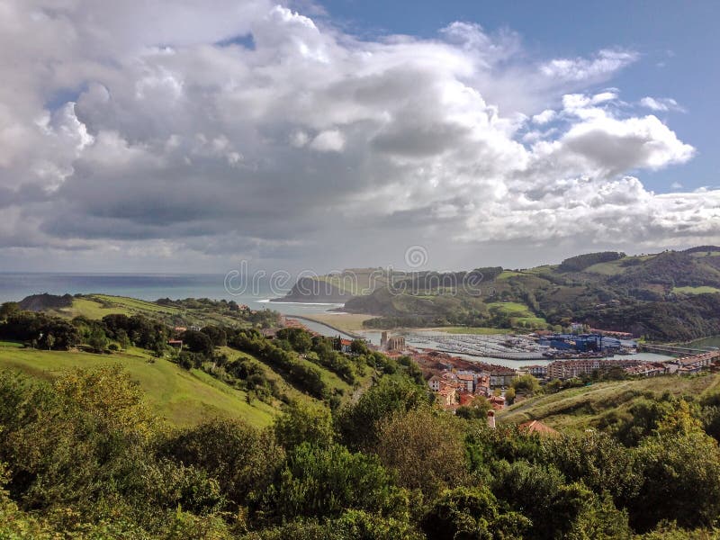 Epische Landschaft der Seeküste von Zumaia, mit einem drastischen Himmel, Baskenland, Nordküste von Spanien lizenzfreies stockbild Epische Landschaft der Seeküste von Zumaia, mit einem drastischen Himmel, Baskenland, Nordküste von Spanien lizenzfreies stockbild